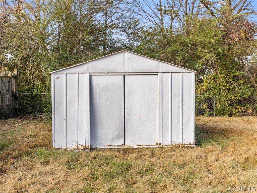 1314 Andover Road Henrico, VA 23229 - Photo 24 of 24 a backyard with a white wall