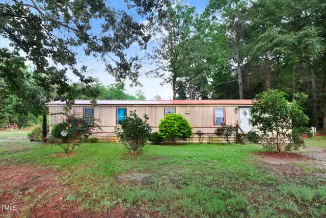 a view of a house with backyard and garden