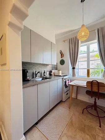 $2,000 | 1227 Euclid Avenue, Unit 7, Miami Beach, FL 33139