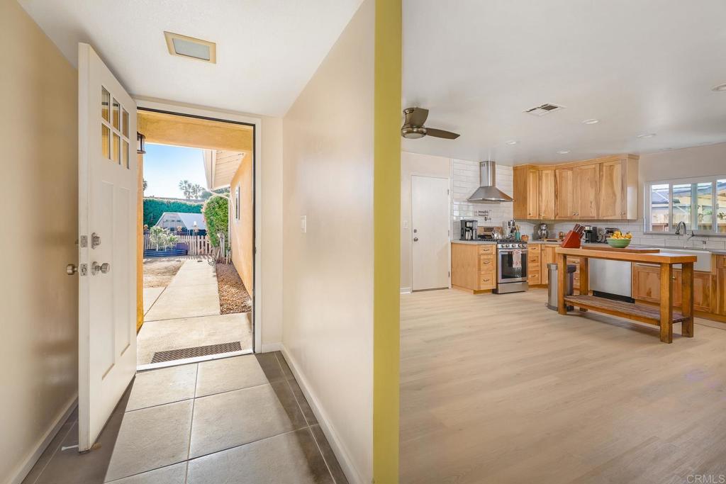 1467 Ronda Place Escondido, CA 92027 - Photo 4 of 26 a view of a living room