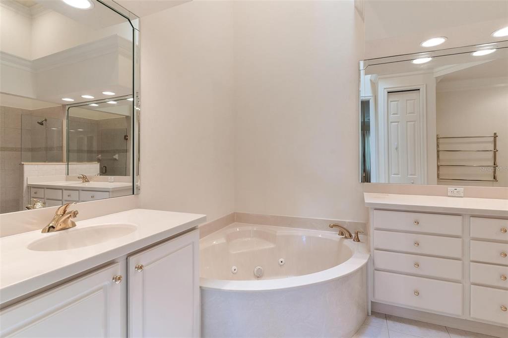 14 Camino Real, Unit 14 Howey-in-the-Hills, FL 34737 - Photo 23 of 62 a bathroom with a bathtub and a sink