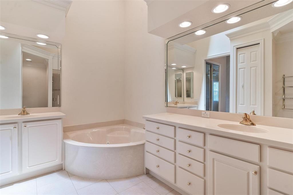 14 Camino Real, Unit 14 Howey-in-the-Hills, FL 34737 - Photo 25 of 62 a bathroom with a tub a sink and mirror