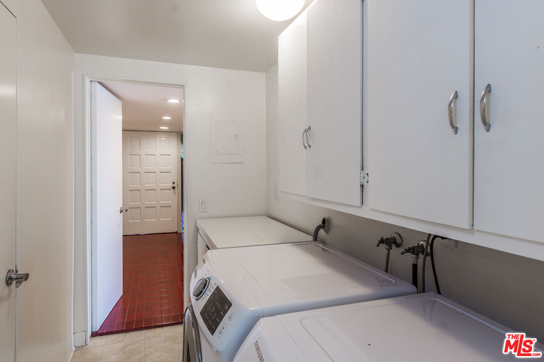 18057 Coastline Drive, Unit 5 Malibu, CA 90265 - Photo 15 of 20 a view of a bathroom