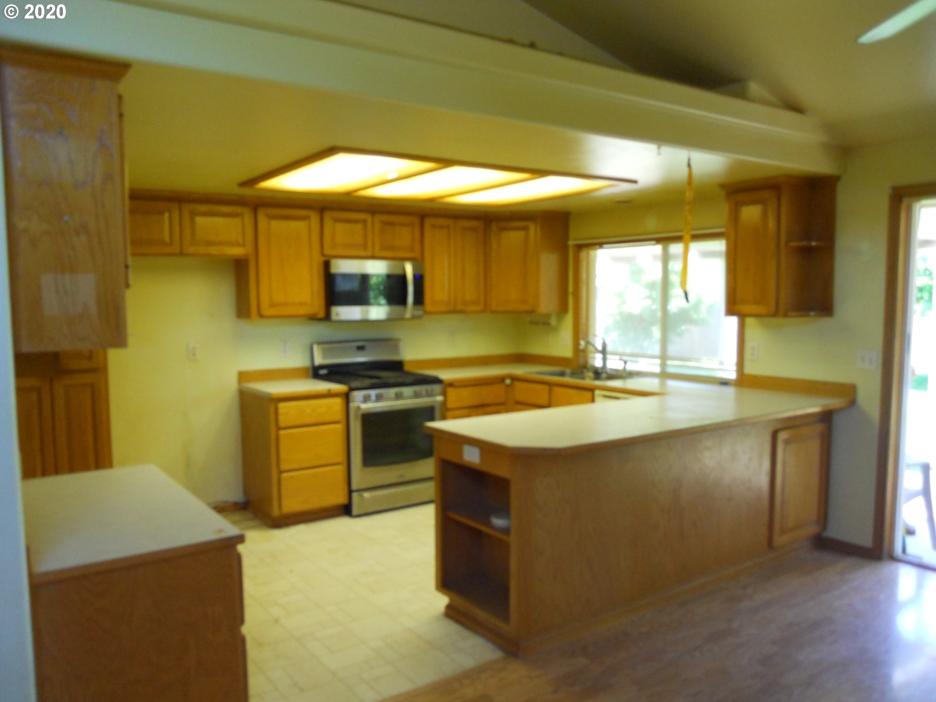 1560 T Street Springfield, OR 97477 - Photo 4 of 14