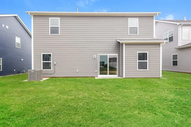 a view of a house with backyard