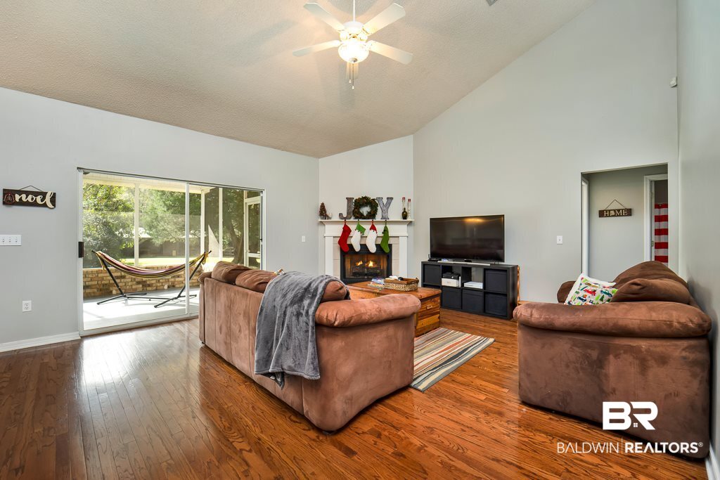 9546 Mosley Road Fairhope, AL 36532 - Photo 6 of 27 Living Room