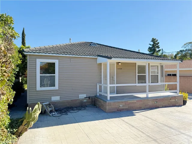 a house view with a outdoor space