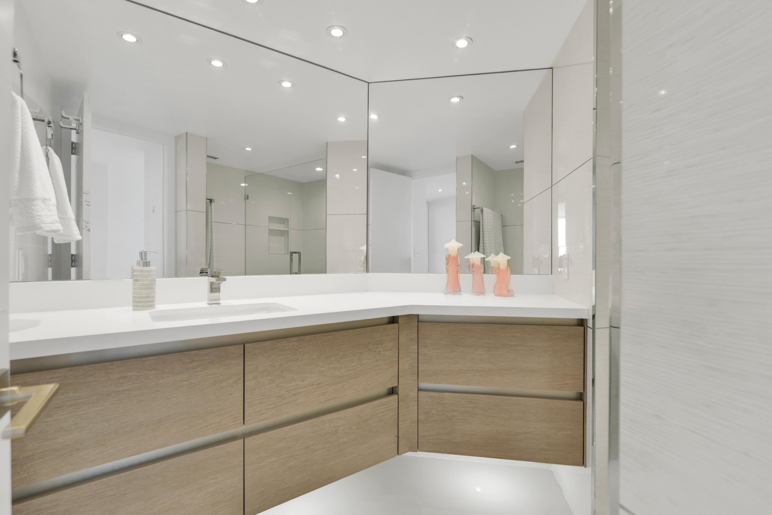 500 South Ocean Boulevard, Unit 2007 Boca Raton, FL 33432 - Photo 28 of 42 Guest bathroom