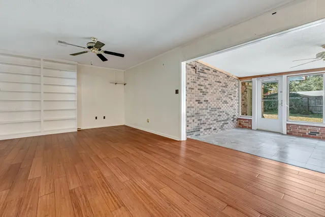 a view of a backyard