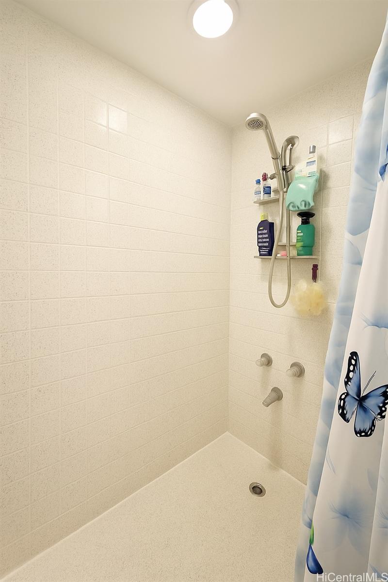 1400 Pensacola Street, Unit 903 Honolulu, HI 96822 - Photo 7 of 14 a bathroom with a tub