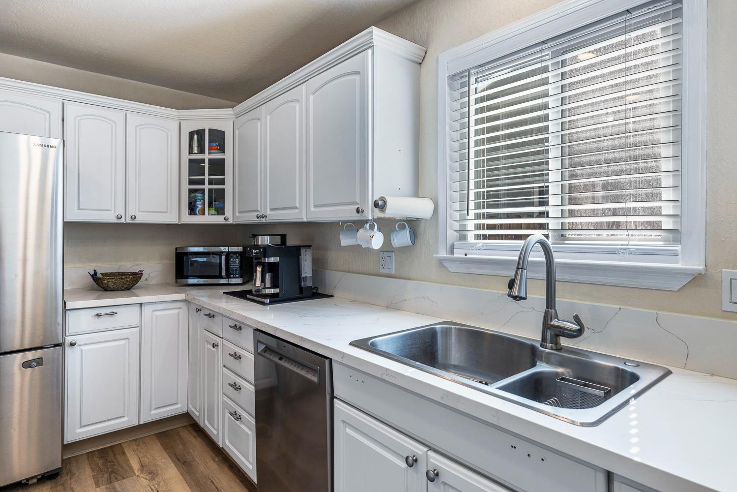 2877 Caesar Avenue Clovis, CA 93612 - Photo 17 of 32 a kitchen with appliances cabinets a sink and a window