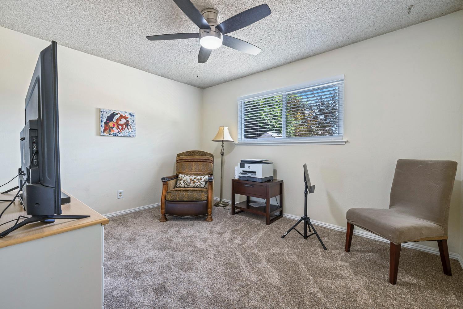 2877 Caesar Avenue Clovis, CA 93612 - Photo 21 of 32 a living room with furniture
