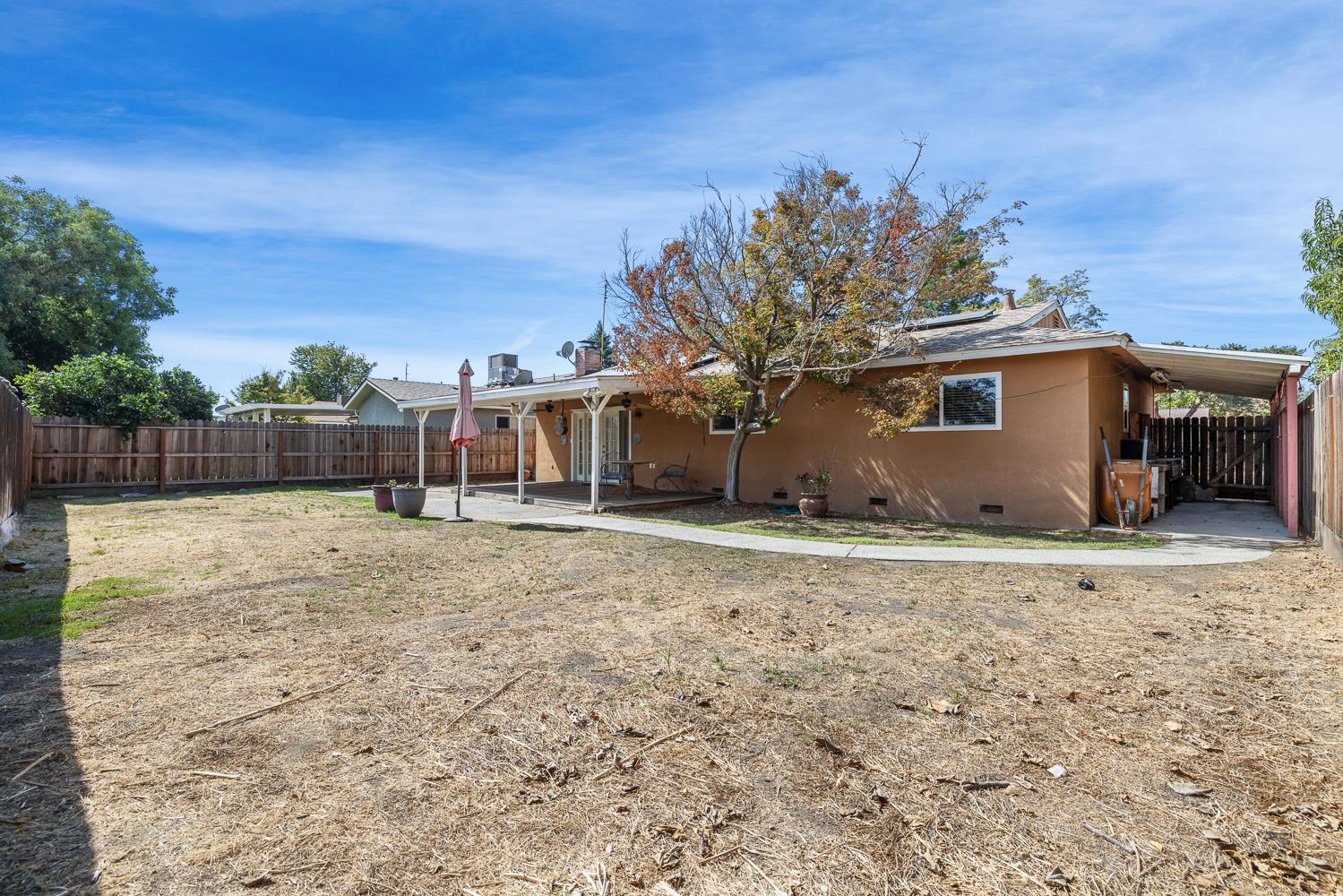 2877 Caesar Avenue Clovis, CA 93612 - Photo 29 of 32 a backyard of a house