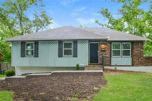 $1,950 | 409 North E Sharon Street, Lee's Summit, MO 64063