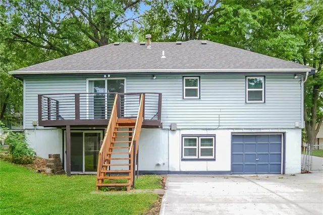 $1,950 | 409 North E Sharon Street, Lee's Summit, MO 64063