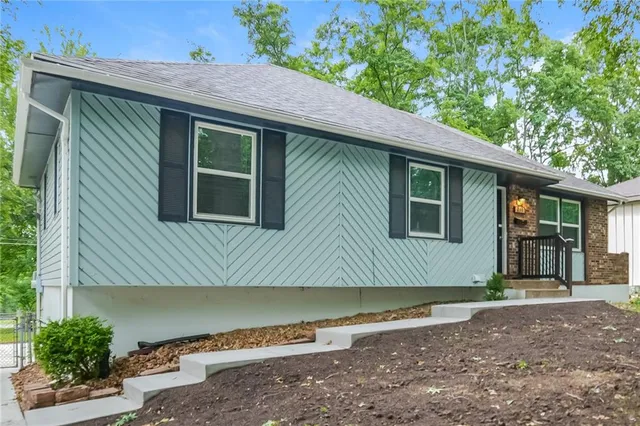 $1,950 | 409 North E Sharon Street, Lee's Summit, MO 64063