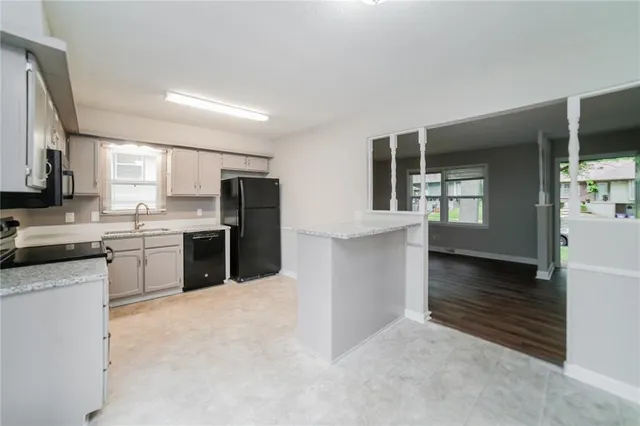 $1,950 | 409 North E Sharon Street, Lee's Summit, MO 64063