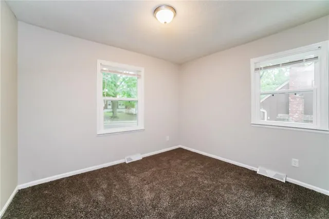 $1,950 | 409 North E Sharon Street, Lee's Summit, MO 64063