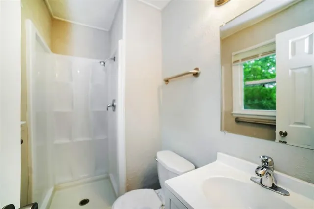 $1,950 | 409 North E Sharon Street, Lee's Summit, MO 64063