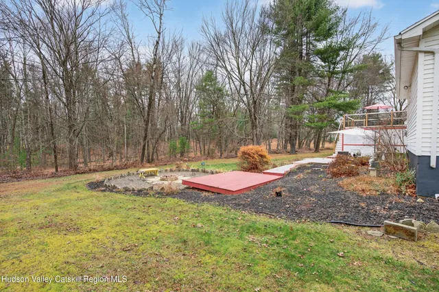 a view of back yard with trees
