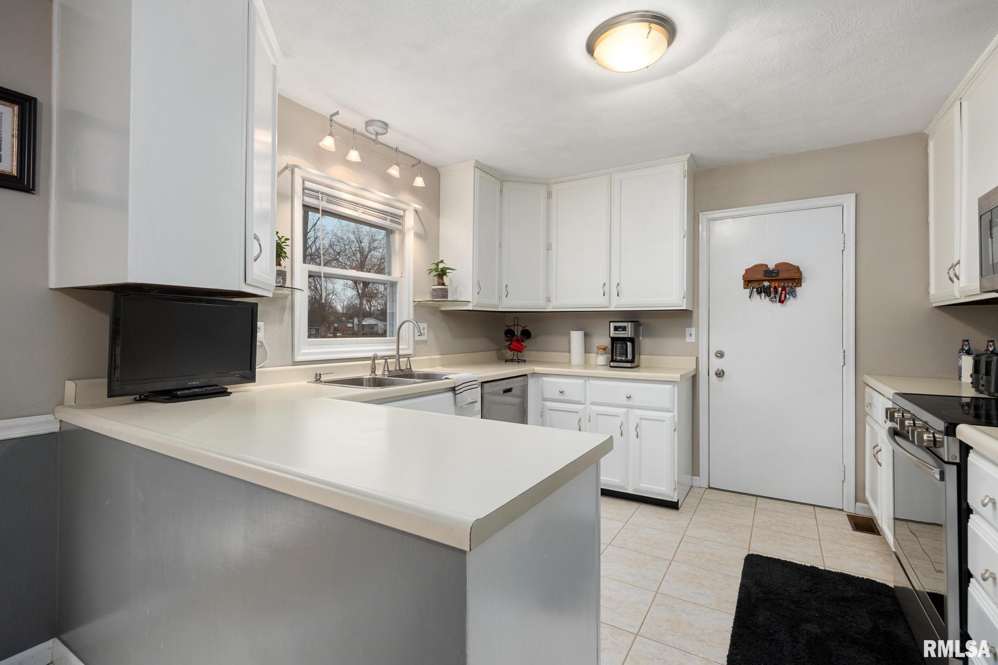 303 Beloit Road Marquette Heights, IL 61554 - Photo 10 of 51