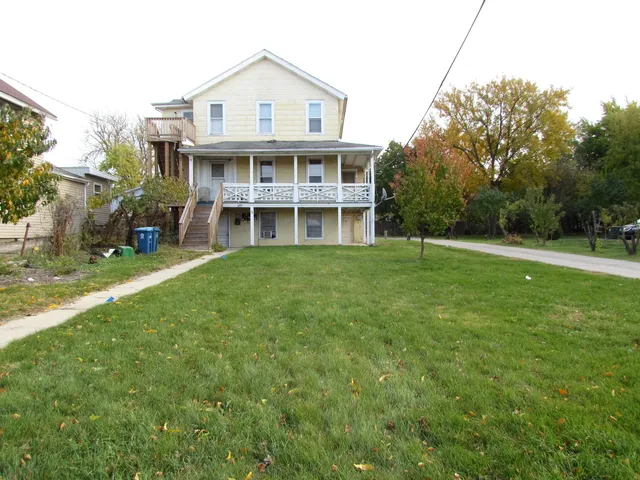 a view of house with a yard