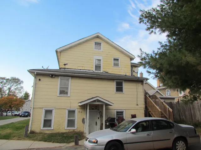 $400,000 | 332 South Broadway, Aurora, IL 60505