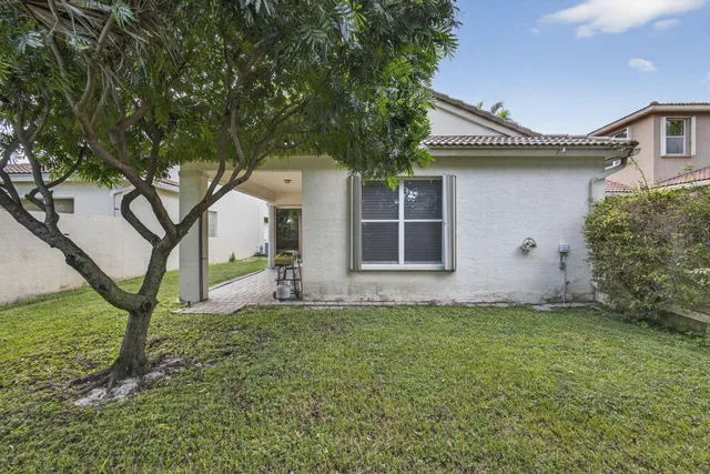 a view of a house with a yard