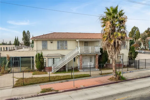 a view of a house with a backyard
