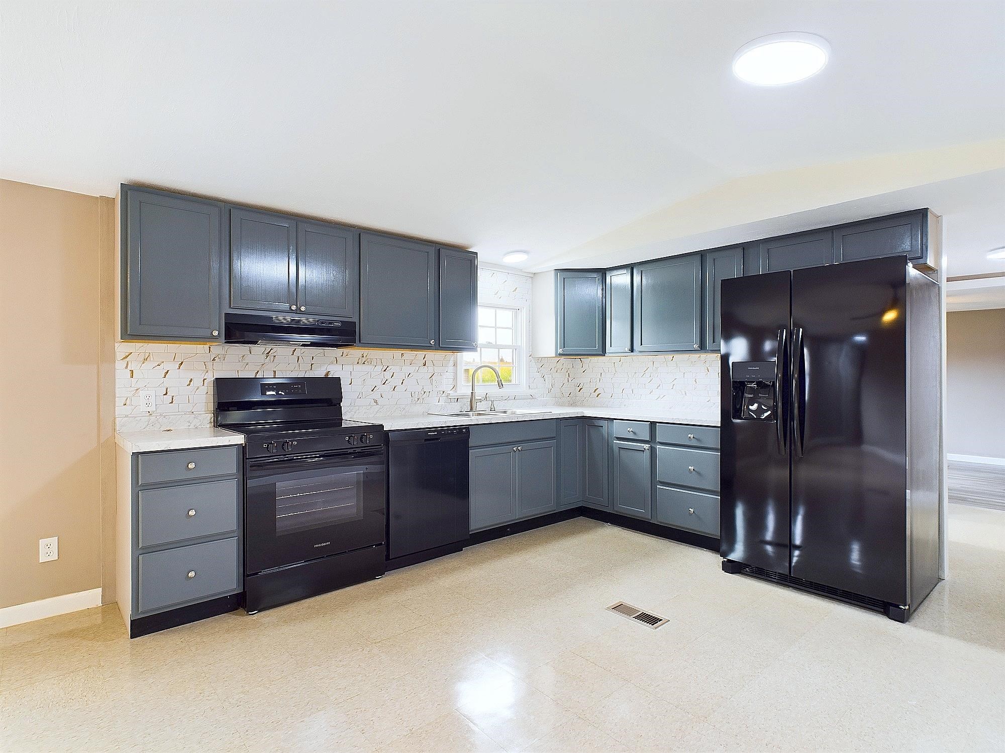 147 Canaan Mobile Home Park, Unit 18 Canaan, VT 05903 - Photo 3 of 53