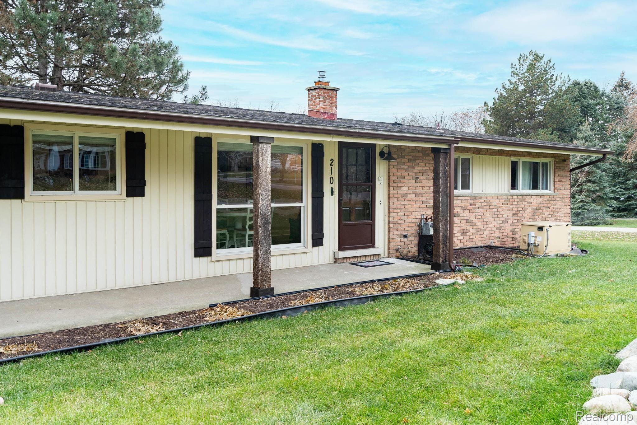 5-web-or-mls-210-Donegal-Dr-5.jpg