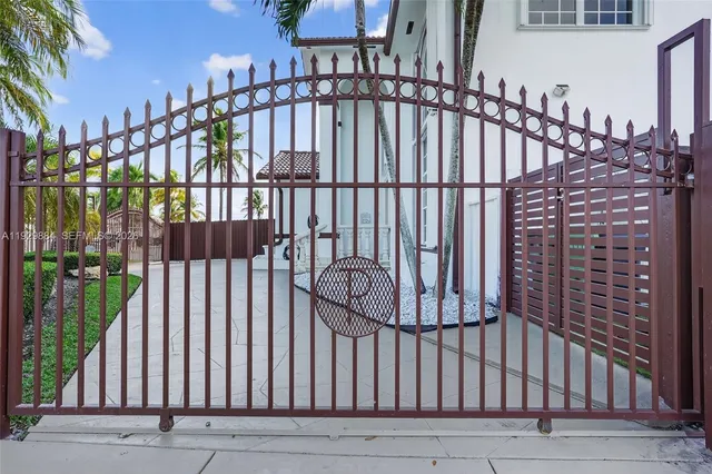 $899,000 | 13966 Southwest 13th Street, Miami, FL 33184