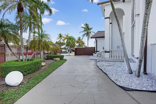 $899,000 | 13966 Southwest 13th Street, Miami, FL 33184