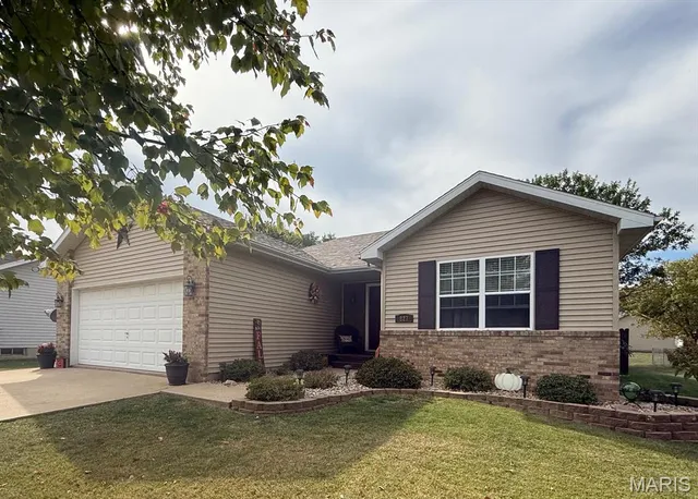 $225,000 | 827 Sunset Drive, Vandalia, IL 62471