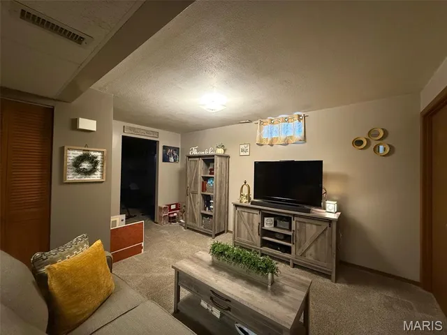 $225,000 | 827 Sunset Drive, Vandalia, IL 62471