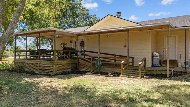 an outdoor view of house