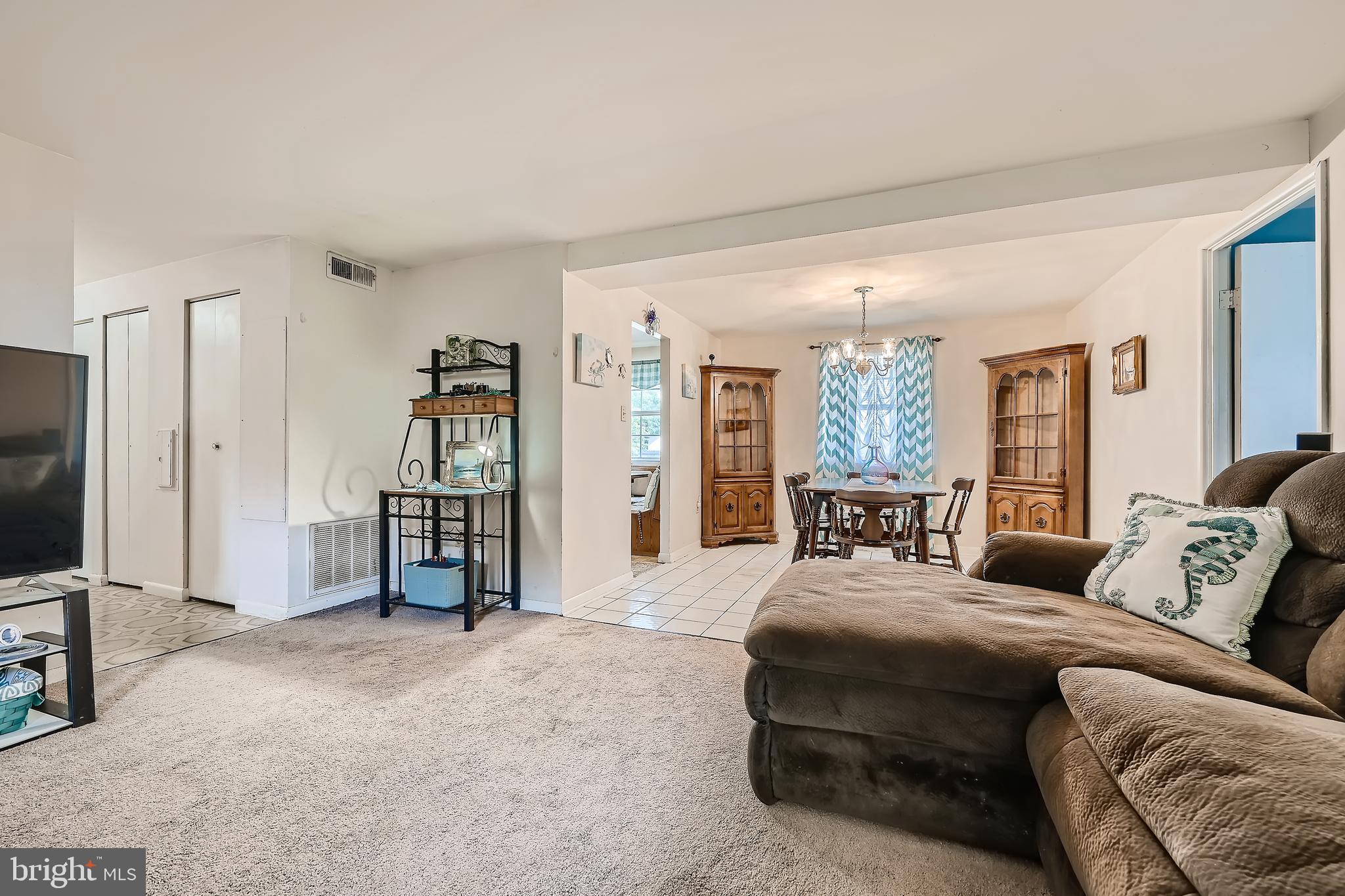 2413 Lodge Farm Road Baltimore, MD 21219 - Photo 10 of 28 Living Room