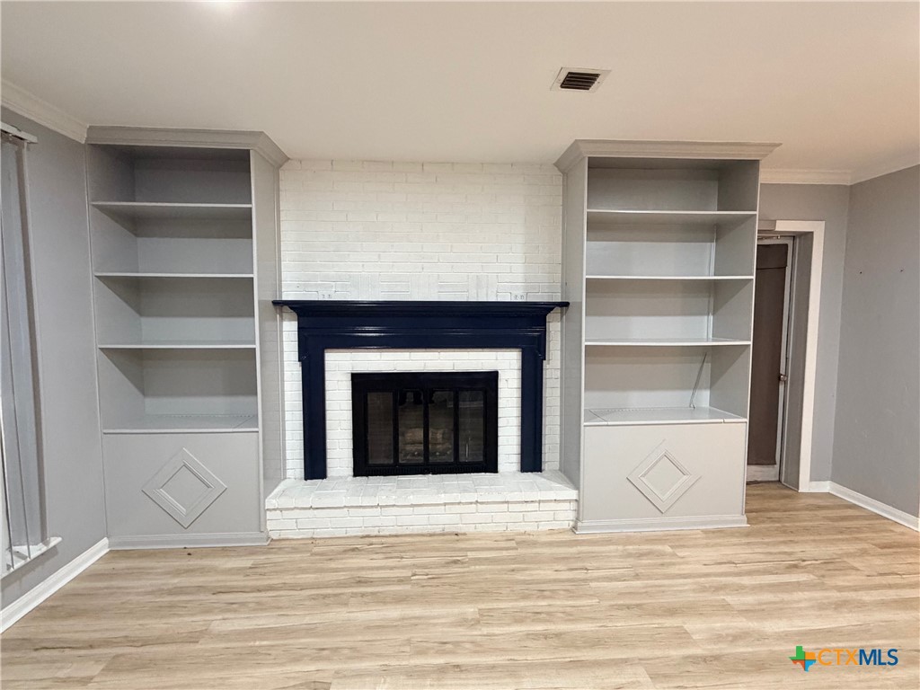425 Woodland Point Road Belton, TX 76513 - Photo 4 of 27 a view of a livingroom with an empty space & window