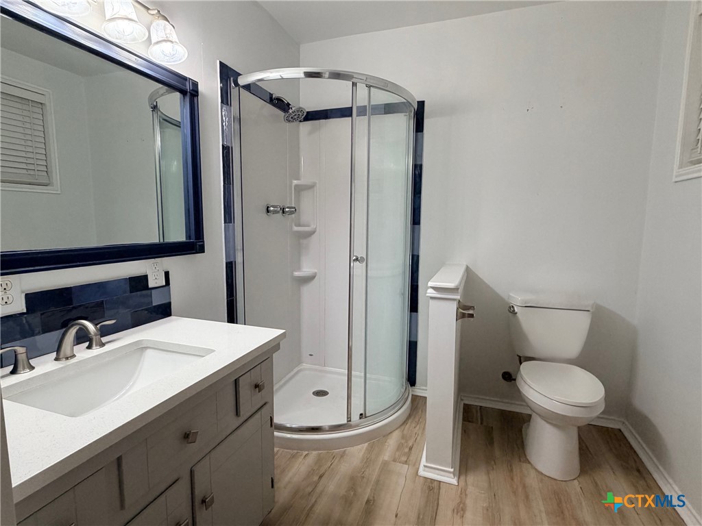 425 Woodland Point Road Belton, TX 76513 - Photo 7 of 27 a bathroom with a toilet a sink and shower