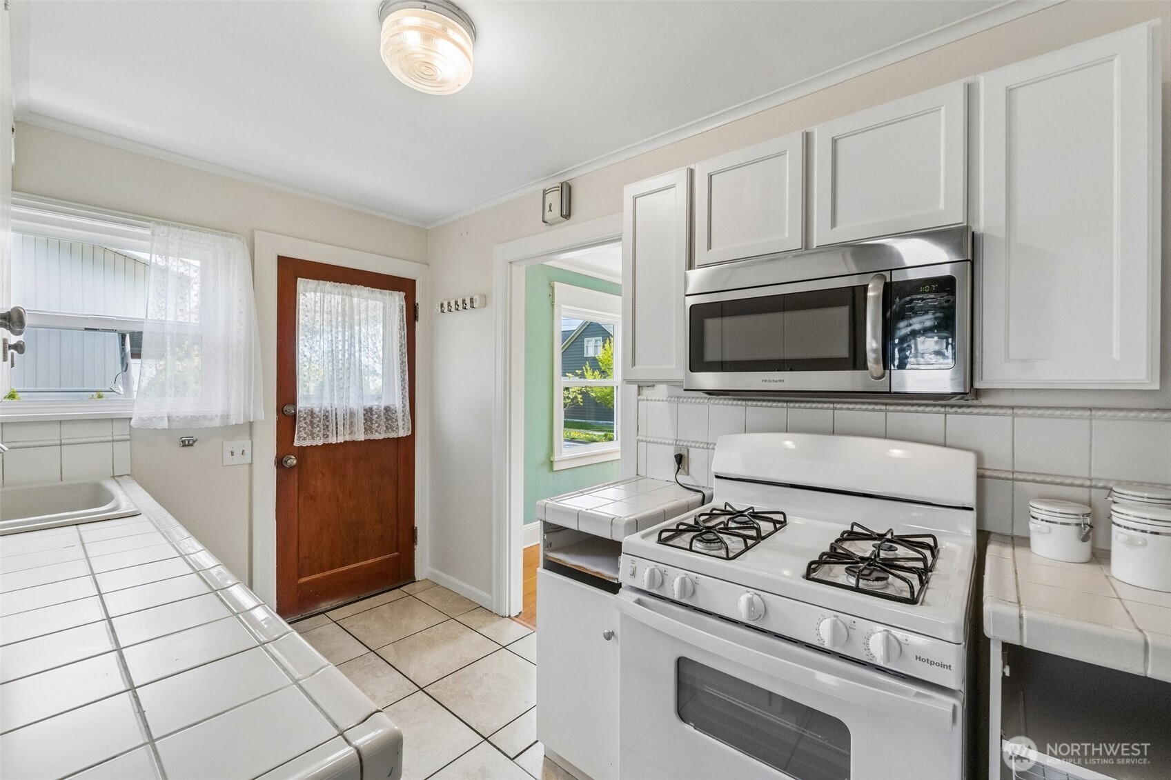 1911 13th Street Everett, WA 98201 - Photo 10 of 31