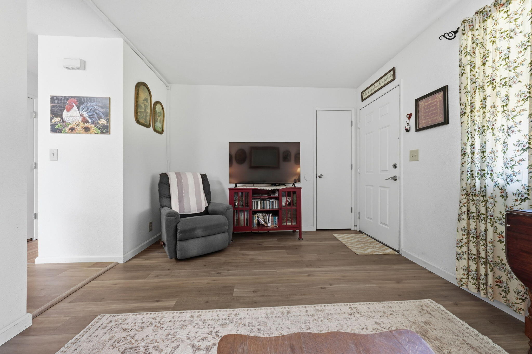 3678 Rabbit Lane Cottonwood, CA 96022 - Photo 4 of 16 Living Room