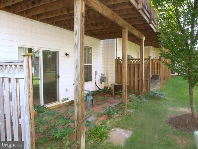 46182 Chester Terrace Sterling, VA 20165 - Photo 23 of 25 a backyard of a house with table and chairs