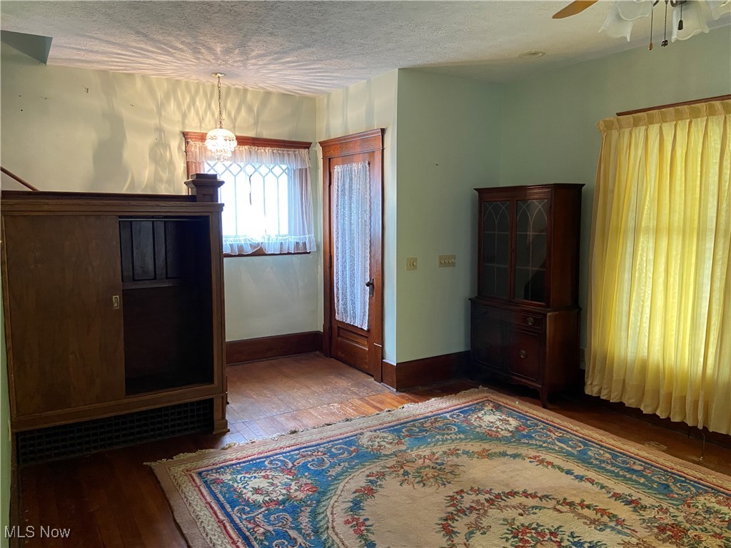 752 Chalker Street Akron, OH 44310 - Photo 5 of 34 Spacious w hardwood flooring - High ceilings