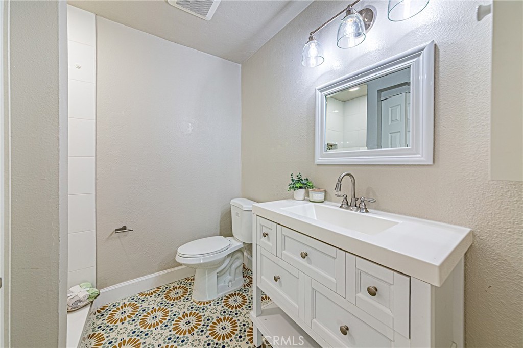 15510 Williams Street, Unit F Tustin, CA 92780 - Photo 20 of 34 Primary bathroom