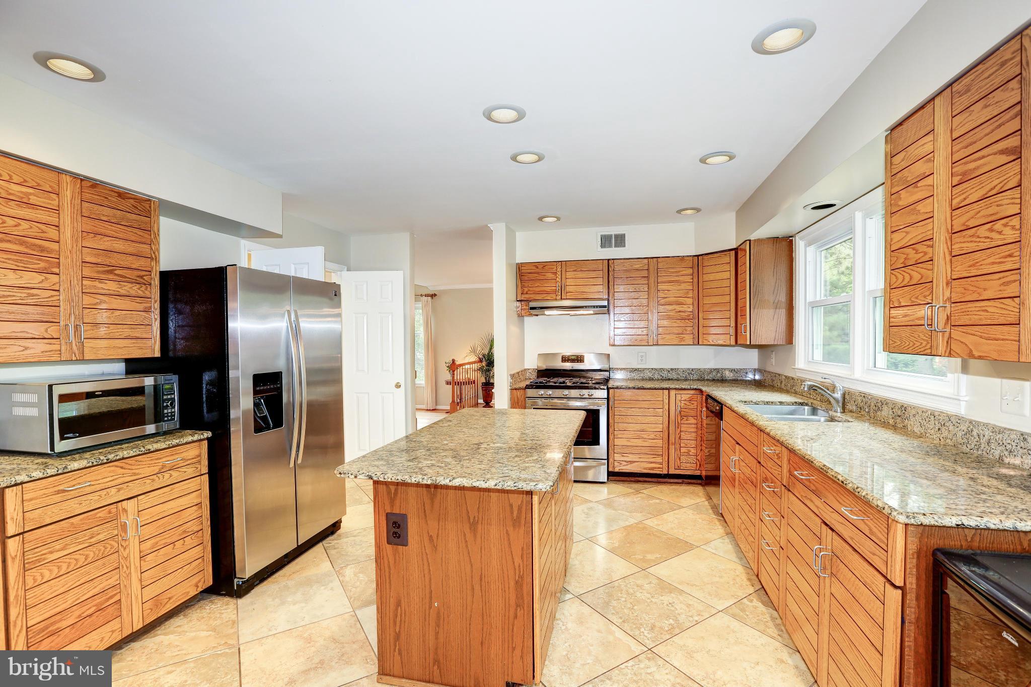 759 Ridge Drive McLean, VA 22101 - Photo 8 of 30 Eat-in Kitchen w/Island