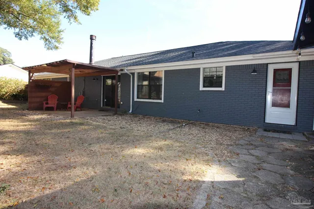 a view of a house with a backyard