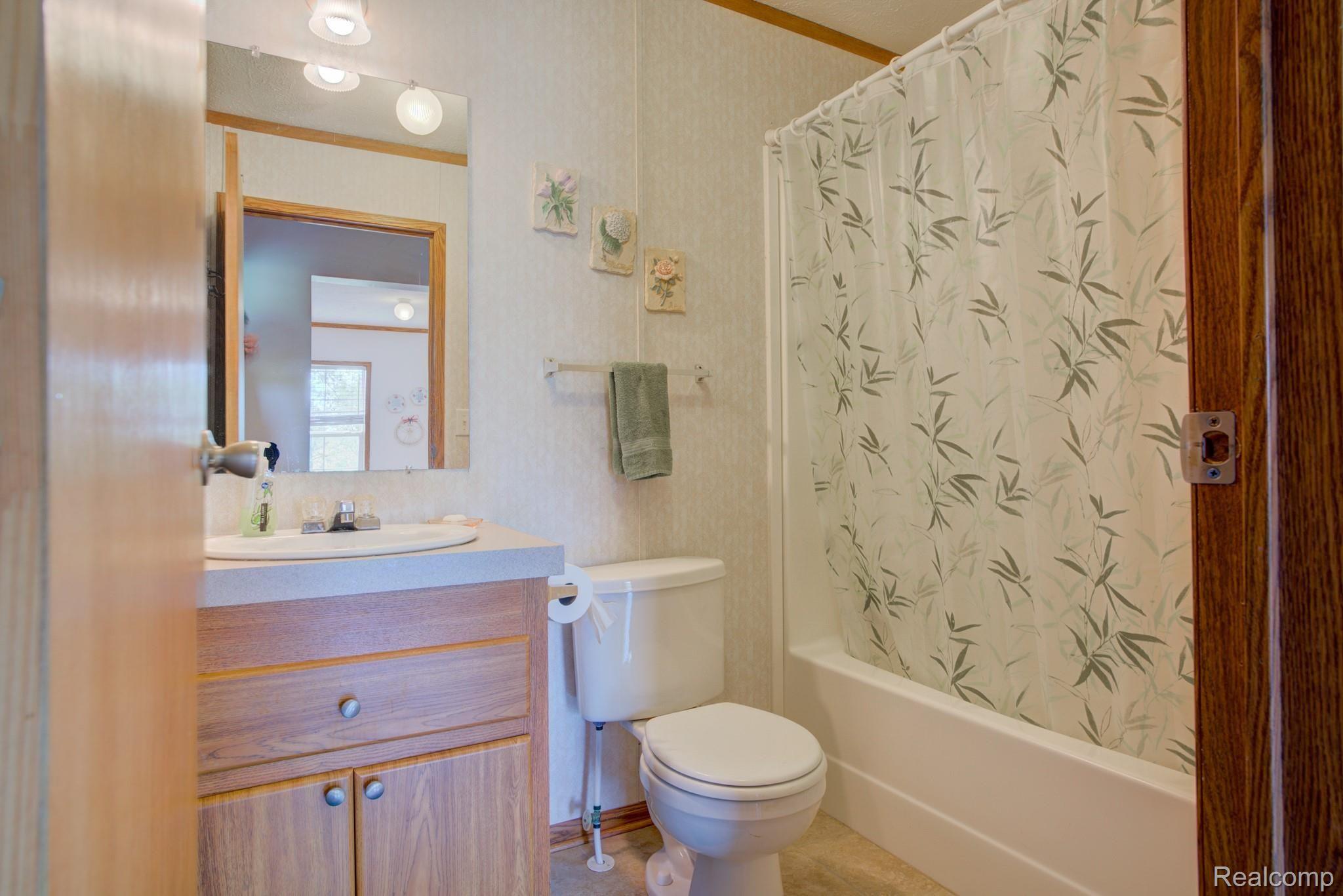 12145 South Bancroft Road Morrice, MI 48857 - Photo 25 of 41 FULL BATH OFF 3RD BEDROOM