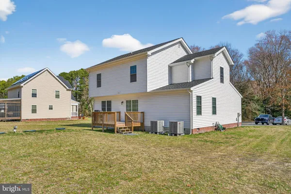 a view of a house with backyard