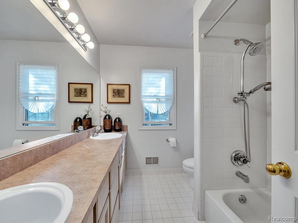 948 Rambling Drive Rochester Hills, MI 48307 - Photo 16 of 40