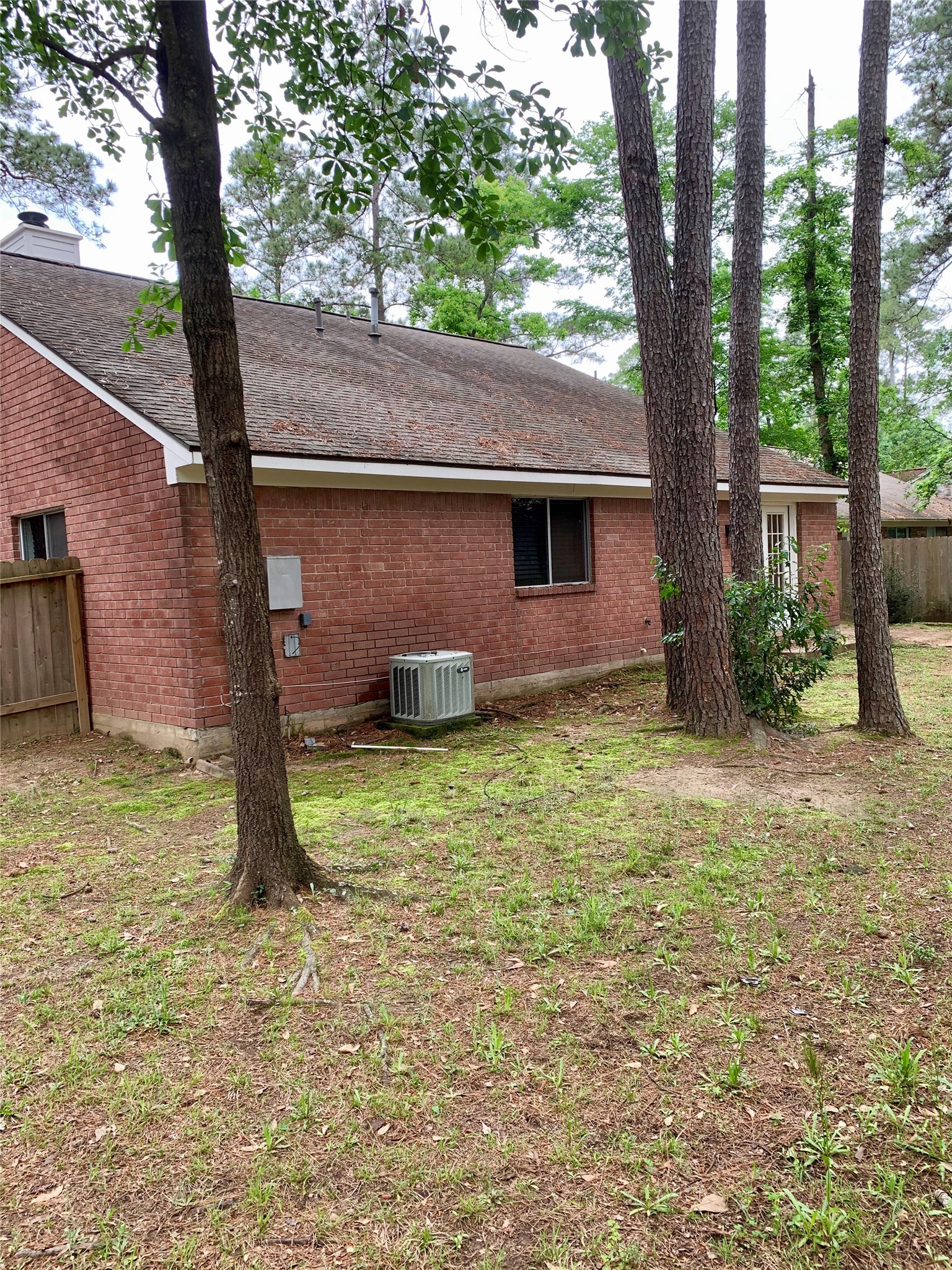 75 East Village Knoll Circle Spring, TX 77381 - Photo 30 of 33 a backyard of a house with table and chairs